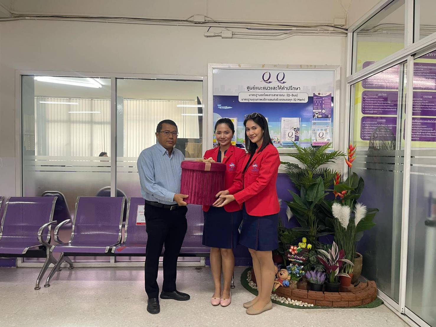 เมื่อวันที่ 8 มกราคม 2568 ทางโรงพยาบาลรวมแพทย์ฉะเชิงเทรา
ได้เข้ามอบกระเช้าสวัสดีปีใหม่ให้กับ สำนักงานขนส่งจังหวัดฉะเชิงเทรา - ข่าวสารและกิจกรรม - Ruampat Chachoengsao Hosptial